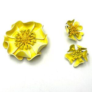 1960s Yellow Enamel & Thermoset Flower Power Brooch & Earrings Set— GUC